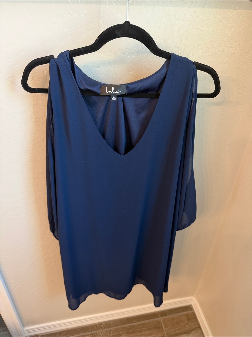 Lulu's Navy Cold-Shoulder V-Neck Tunic Top
